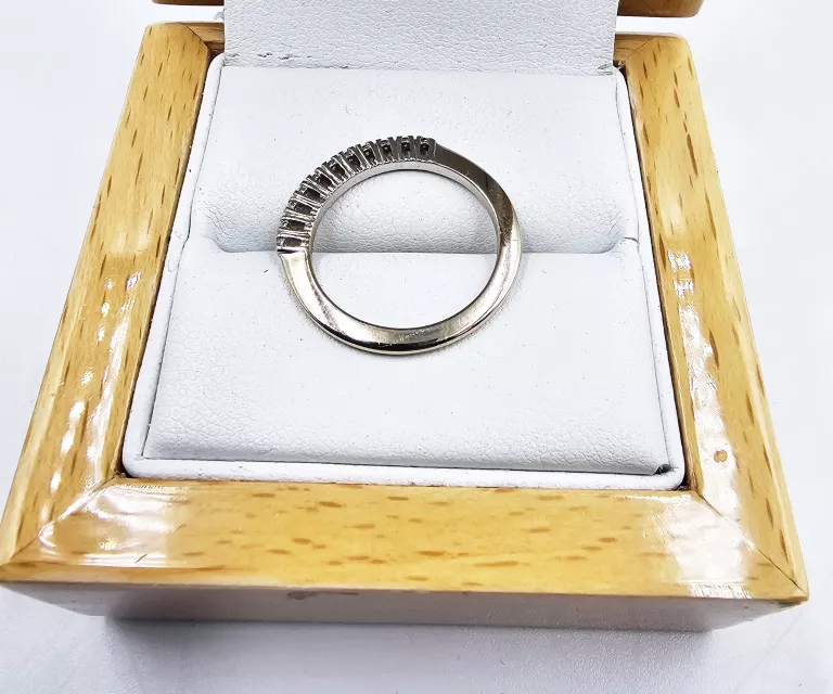 PIERŚCIONEK Z BIAŁEGO ZŁOTA Z DIAMENTAMI 2,73GR, P.750 + CERTYFIKAT