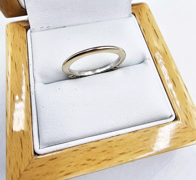 PIERŚCIONEK Z BIAŁEGO ZŁOTA Z DIAMENTAMI 2,73GR, P.750 + CERTYFIKAT