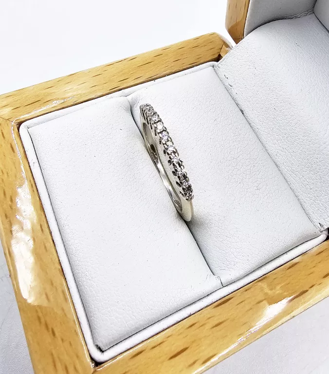 PIERŚCIONEK Z BIAŁEGO ZŁOTA Z DIAMENTAMI 2,73GR, P.750 + CERTYFIKAT