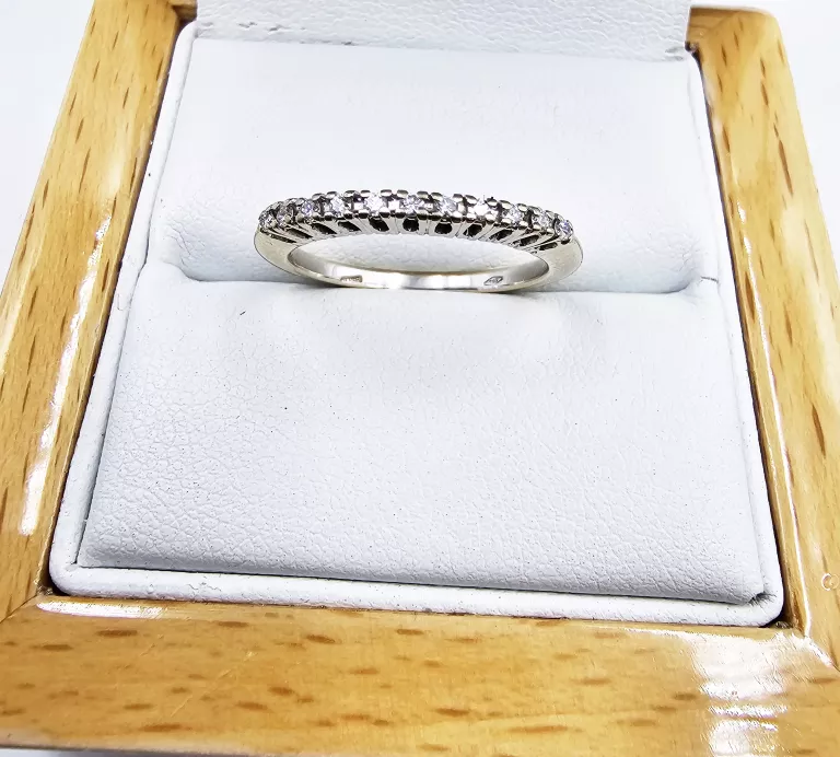 PIERŚCIONEK Z BIAŁEGO ZŁOTA Z DIAMENTAMI 2,73GR, P.750 + CERTYFIKAT