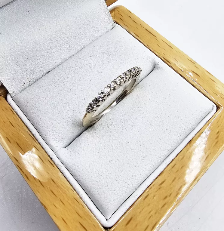 PIERŚCIONEK Z BIAŁEGO ZŁOTA Z DIAMENTAMI 2,73GR, P.750 + CERTYFIKAT