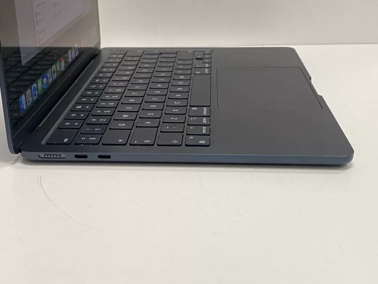 LAPTOP 13,6" APPLE MACBOOK AIR 13 M2 2022 16GB/256 GB KOMPLET