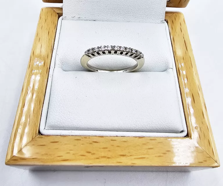 PIERŚCIONEK Z BIAŁEGO ZŁOTA Z DIAMENTAMI 2,73GR, P.750 + CERTYFIKAT