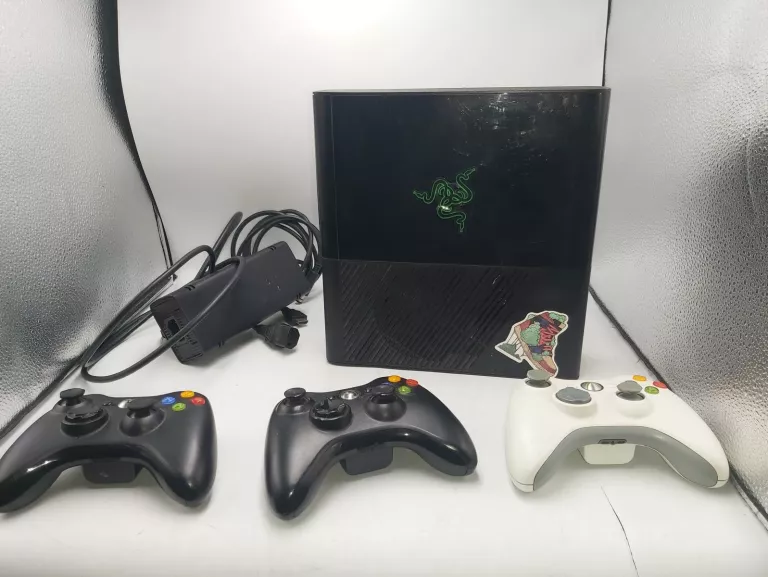 KONSOLA XBOX 360 E 250GB + 3X PAD, ZASILACZ