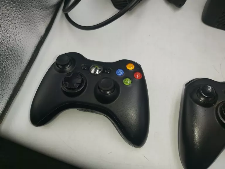 KONSOLA XBOX 360 E 250GB + 3X PAD, ZASILACZ