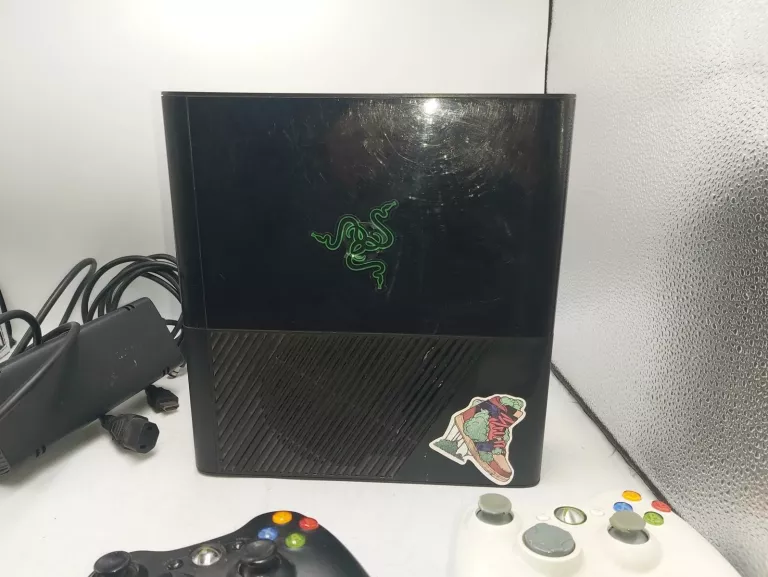 KONSOLA XBOX 360 E 250GB + 3X PAD, ZASILACZ