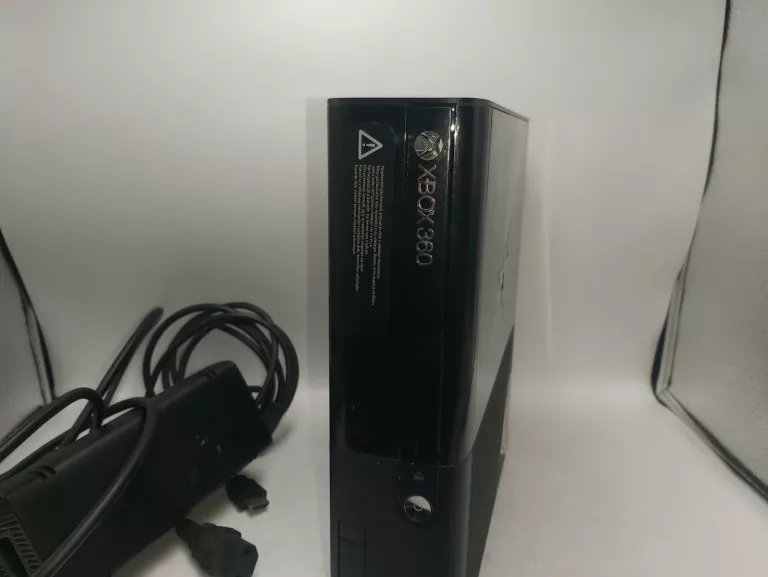 KONSOLA XBOX 360 E 250GB + 3X PAD, ZASILACZ