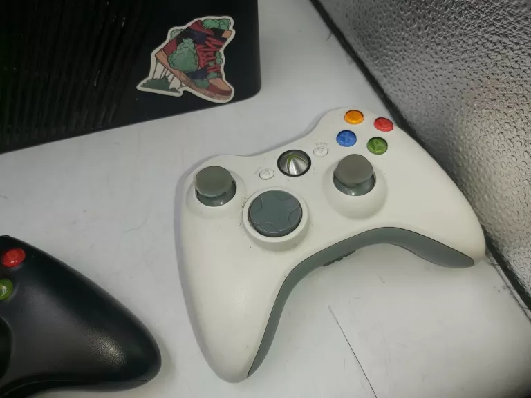 KONSOLA XBOX 360 E 250GB + 3X PAD, ZASILACZ