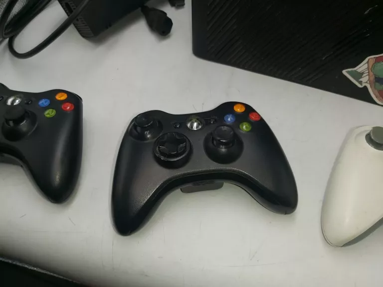 KONSOLA XBOX 360 E 250GB + 3X PAD, ZASILACZ
