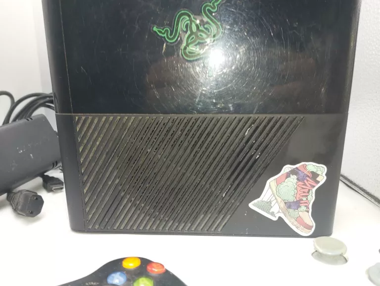 KONSOLA XBOX 360 E 250GB + 3X PAD, ZASILACZ