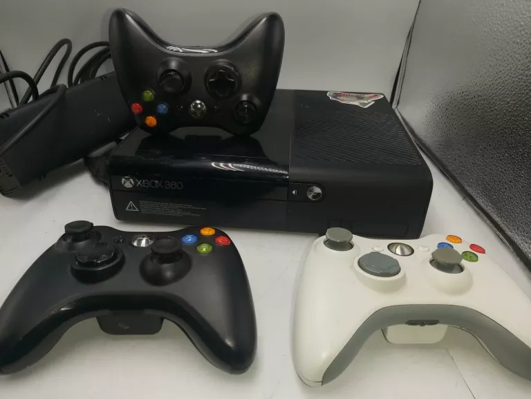 KONSOLA XBOX 360 E 250GB + 3X PAD, ZASILACZ