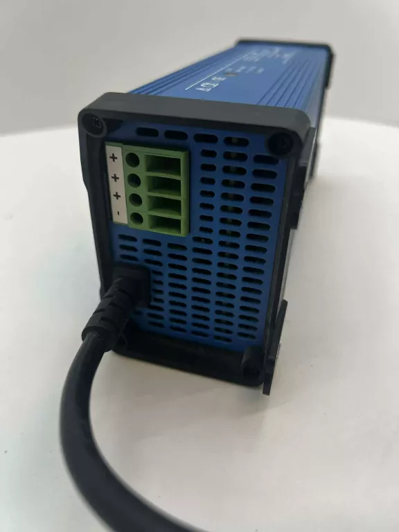 OPIS ŁADOWARKI VICTRON ENERGY BLUE POWER BATTERY CHARGER IP20