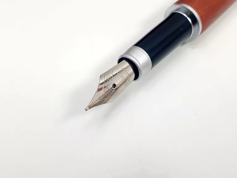 ZESTAW DŁUGOPIS I PIÓRO W DREWNIANYM ETUI