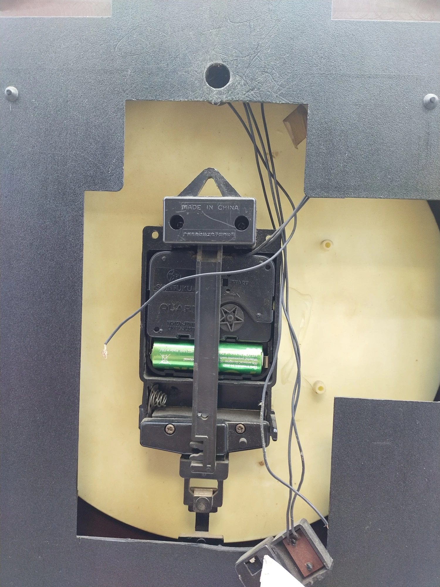 zegar-scienny-quartz-typ-18114-2