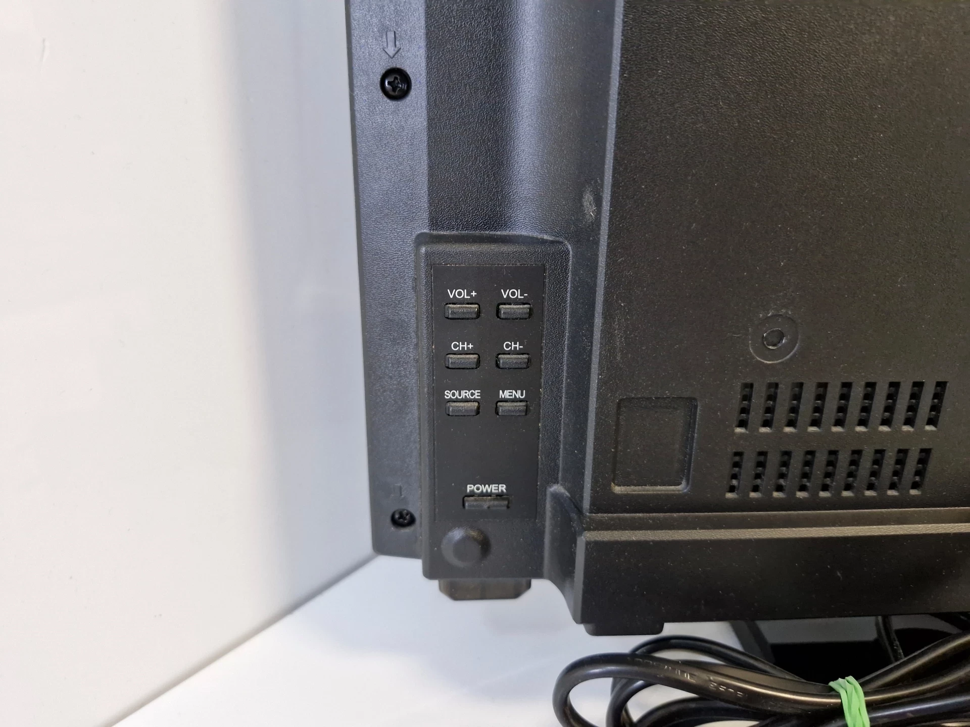 telewizor-19-cali-led-tv-dvb-t2hevc-manta-19lhn123d-z-dekoderem-ean-gtin-5902510672423