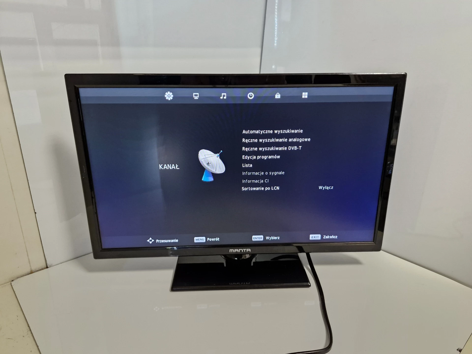 telewizor-19-cali-led-tv-dvb-t2hevc-manta-19lhn123d-z-dekoderem-smart-tv-211678-250642