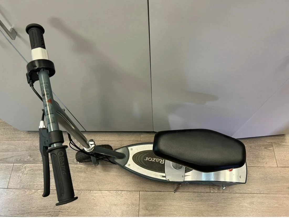 pojazd-elektryczny-razor-e300s-ladowarka-ean-gtin-845423010140