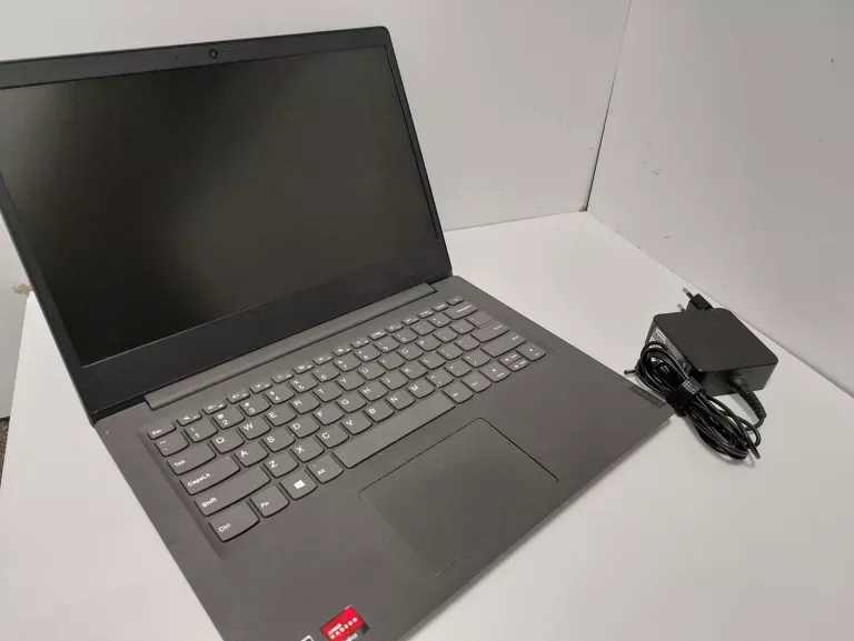 LENOVO V14-ADA/ AMD R3 8 GB 256GB SSD + ŁAD