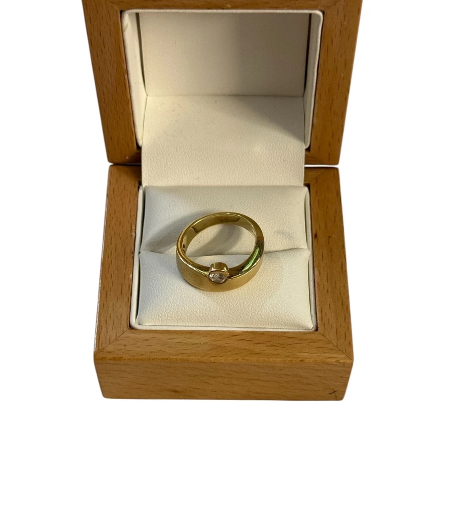 piekny-zloty-pierscionek-material-15835-2