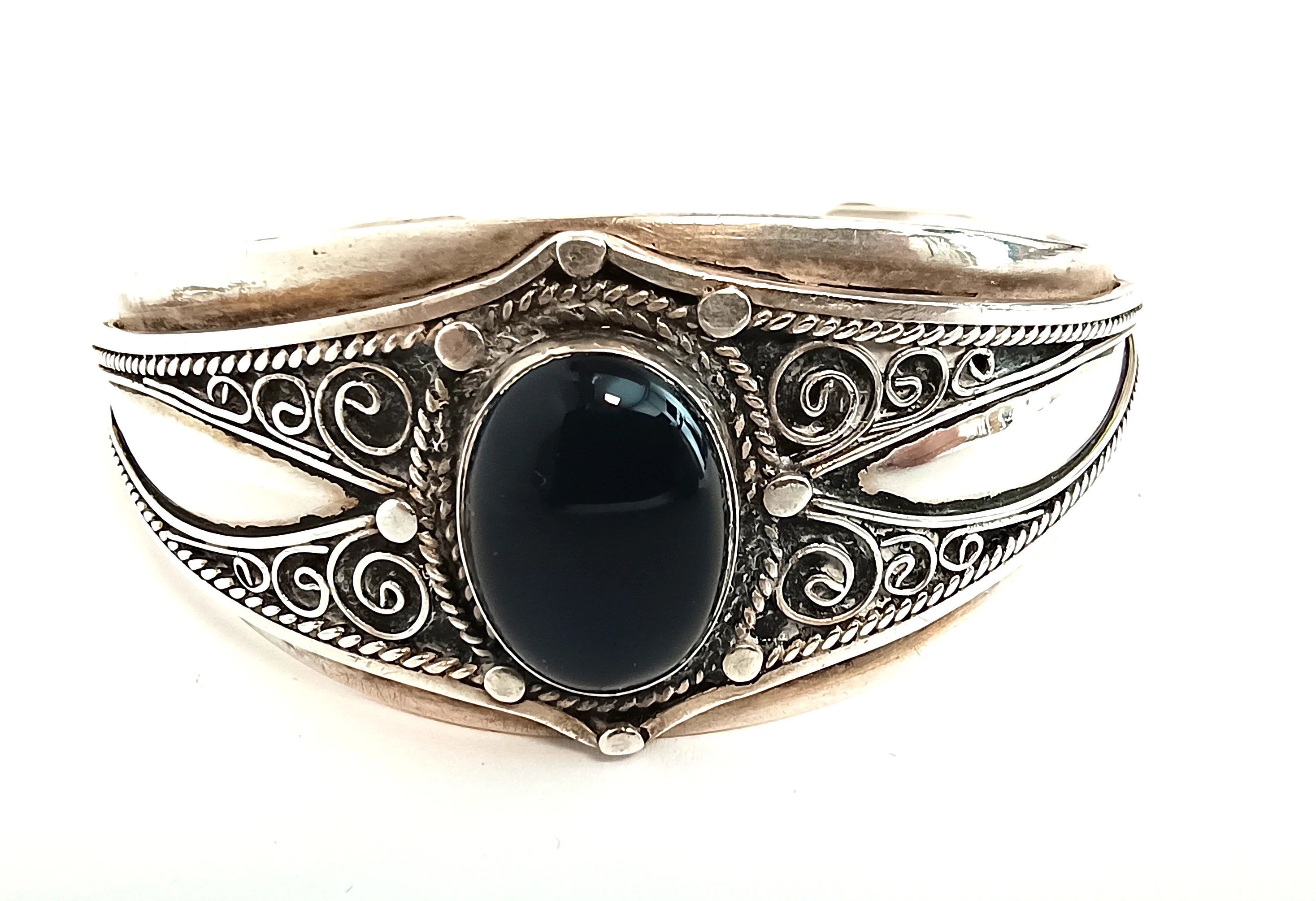 stara-srebrna-bransoletka-z-czarnym-oczkiem-3430g-aleja-jana-pawla-ii-9b-reda