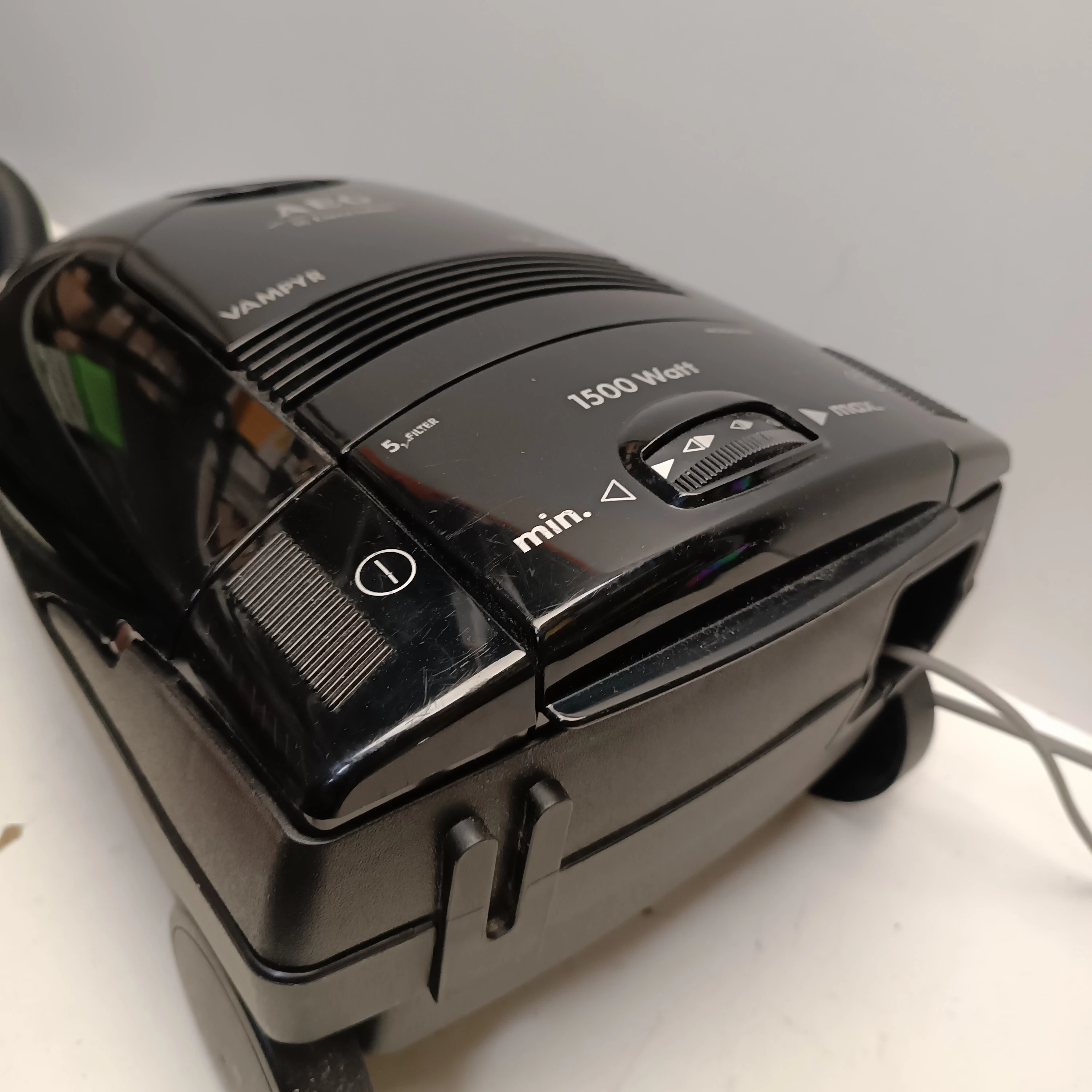 odkurzacz-aeg-elektrolux-vampyr-2000w-dlugosc-15000