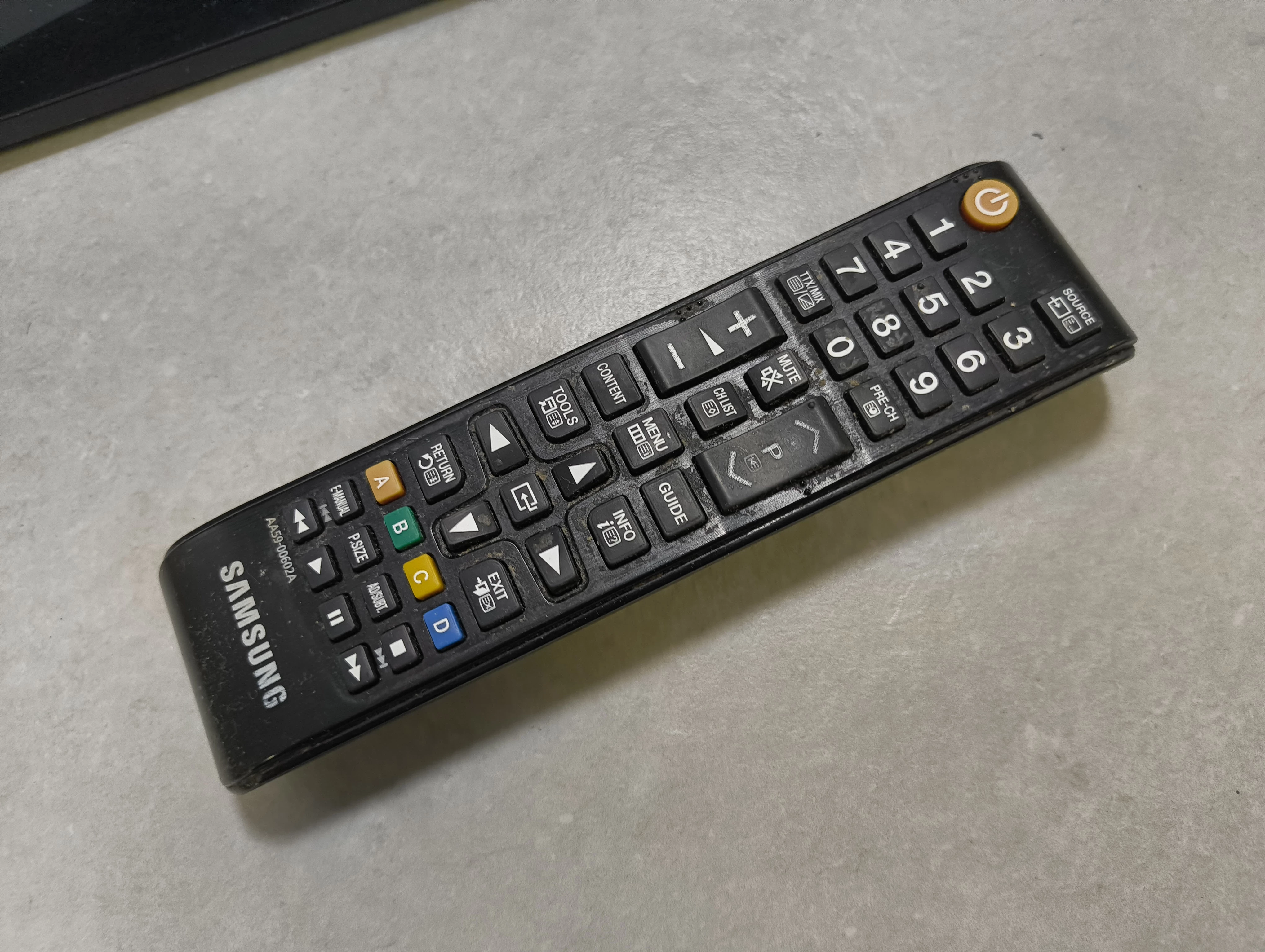 monitor-tv-samsung-t24d390ew-236-led-ean-gtin-8806086104906