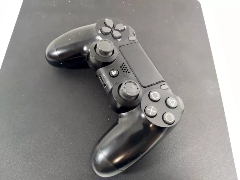 KONSOLA PS4 SLIM 1TB + PAD