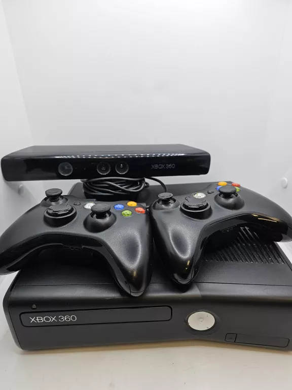 KONSOLA XBOX 360 +2PADY +KINECT +OKABLOWANIE