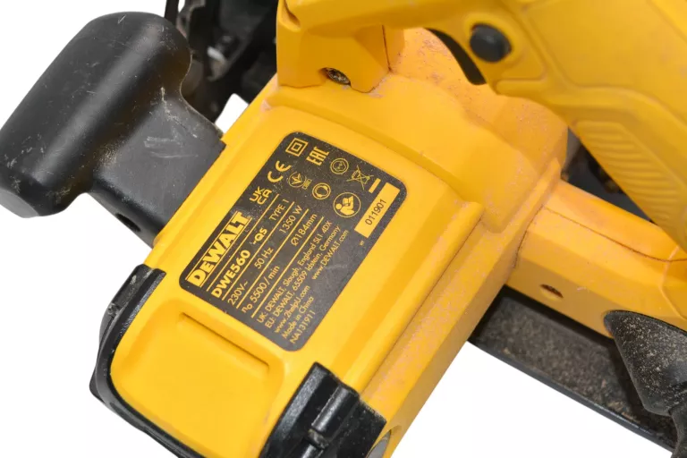 PILARKA TARCZOWA DEWALT DWE560