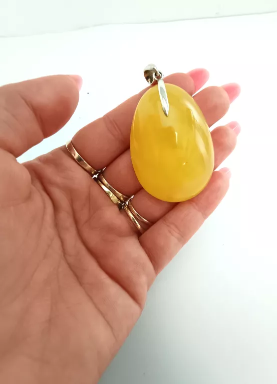 srebro-zawieszka-z-bursztynem-o-kolorze-miodowym-waga-1662-aleja-jana-pawla-ii-9b-reda