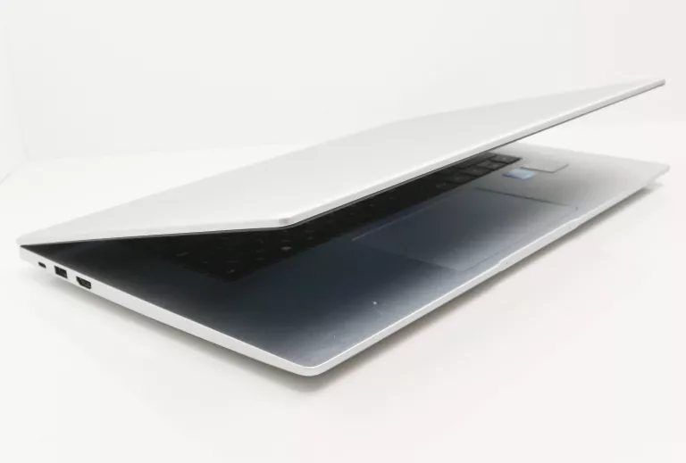 LAPTOP HUAWEI MATEBOOK D15 15,6 " INTEL CORE I3 8 GB / 256 GB SREBRNY