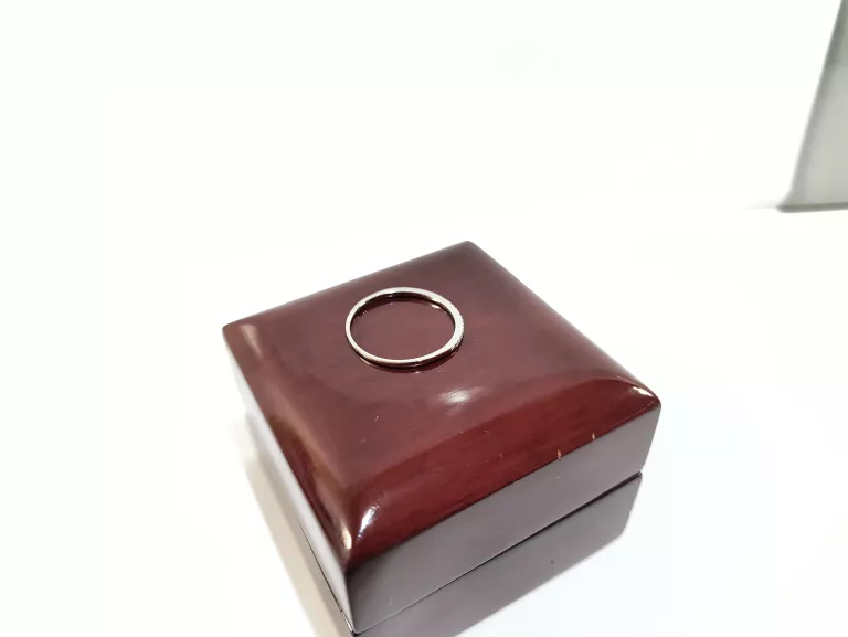 ZŁOTY PIERŚCIONEK DIAMENT 0.09CT P375 0,89 G R20