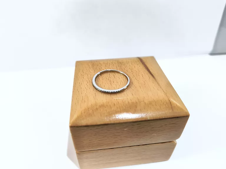 ZŁOTY PIERŚCIONEK DIAMENT 0.09CT P375 0,89 G R20