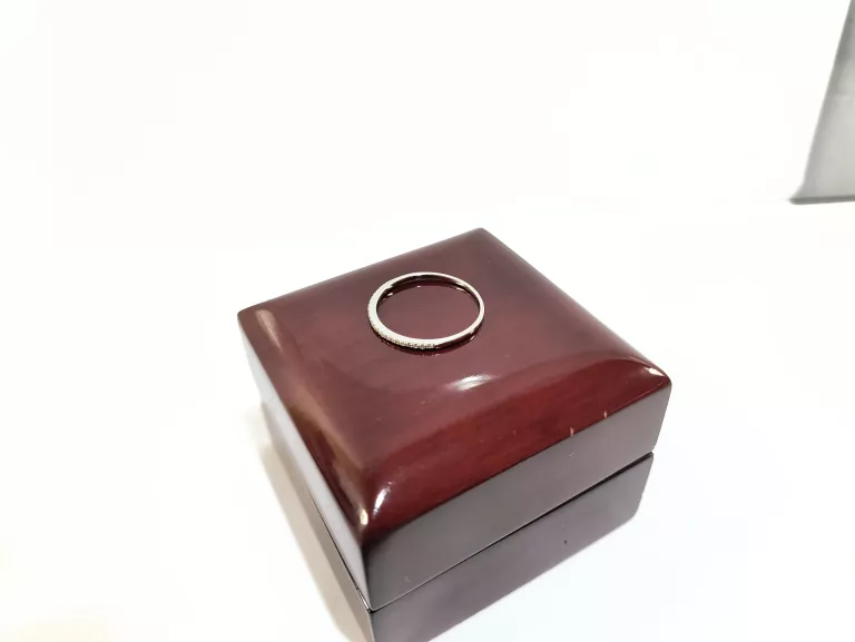 ZŁOTY PIERŚCIONEK DIAMENT 0.09CT P375 0,89 G R20