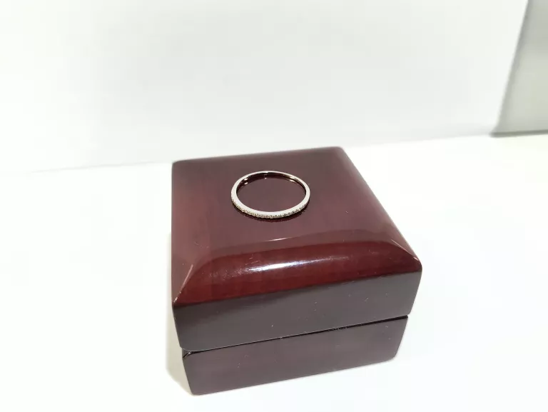 ZŁOTY PIERŚCIONEK DIAMENT 0.09CT P375 0,89 G R20