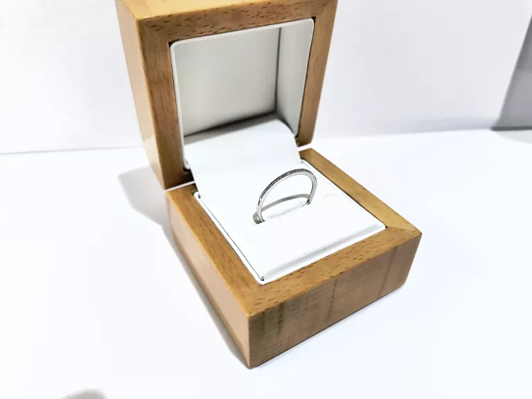 ZŁOTY PIERŚCIONEK DIAMENT 0.09CT P375 0,89 G R20