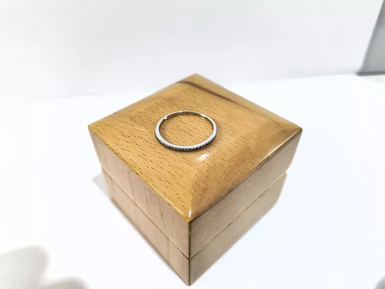 ZŁOTY PIERŚCIONEK DIAMENT 0.09CT P375 0,89 G R20