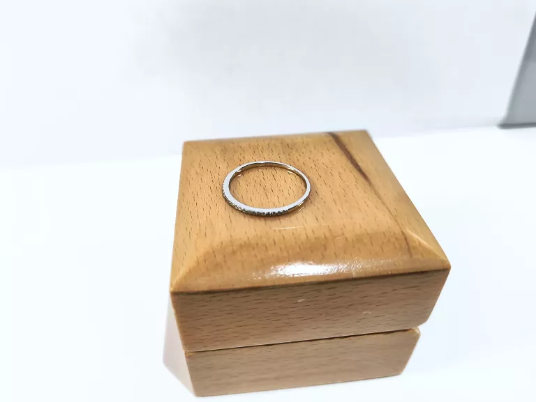 ZŁOTY PIERŚCIONEK DIAMENT 0.09CT P375 0,89 G R20