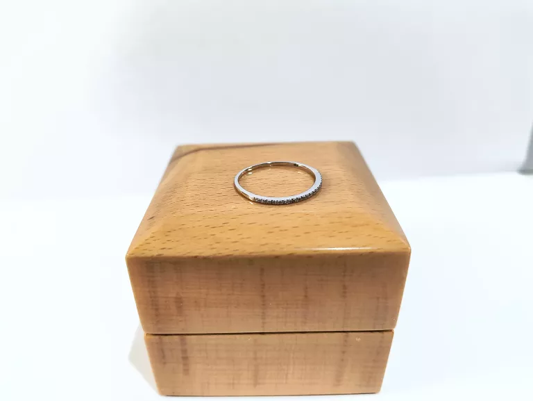 ZŁOTY PIERŚCIONEK DIAMENT 0.09CT P375 0,89 G R20