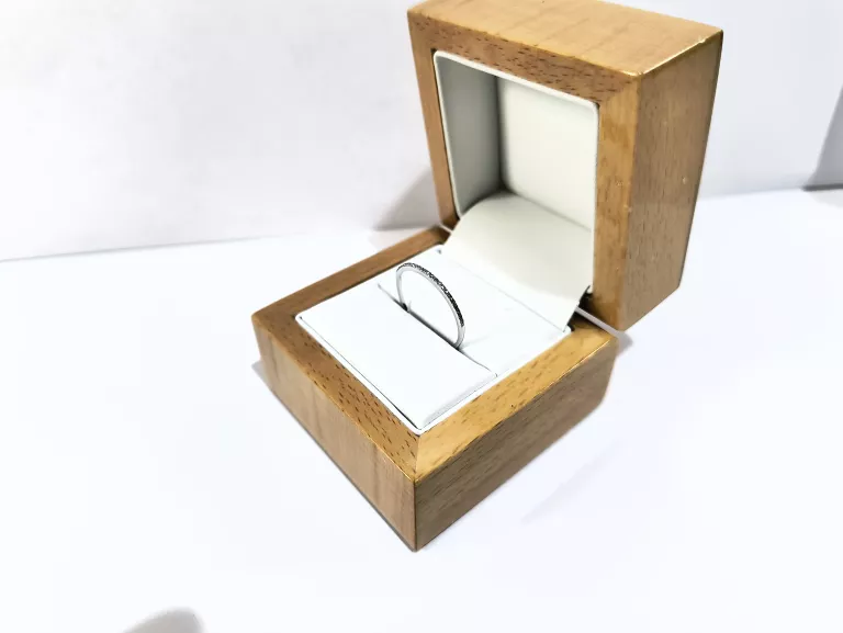ZŁOTY PIERŚCIONEK DIAMENT 0.09CT P375 0,89 G R20