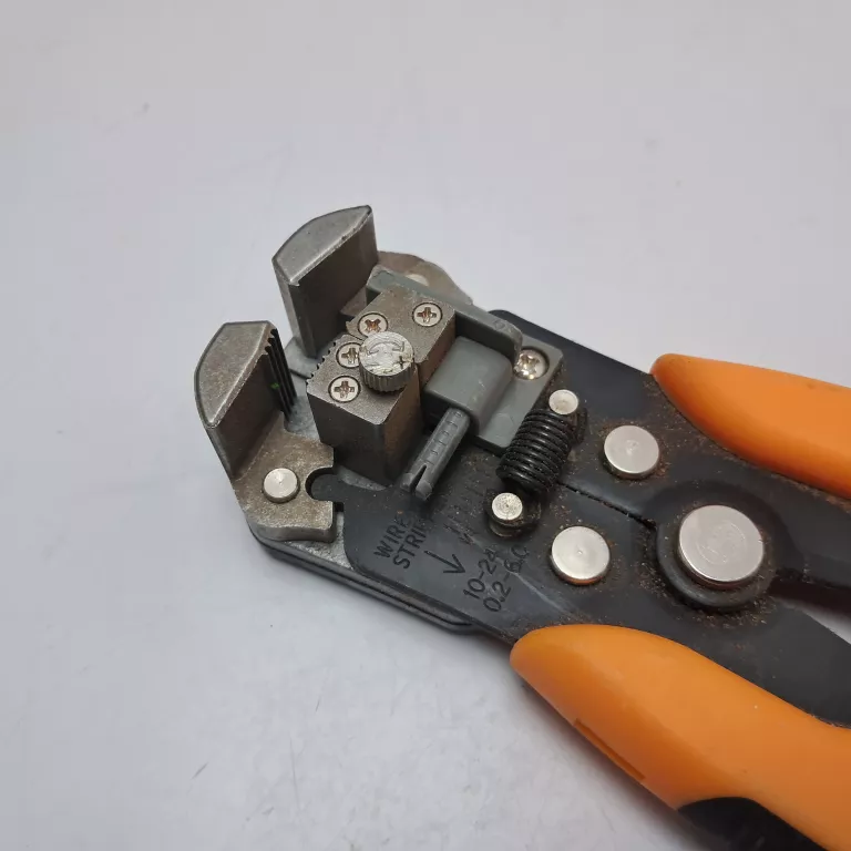 ŚCIĄGACZ DO IZOLACJI NEO TOOLS