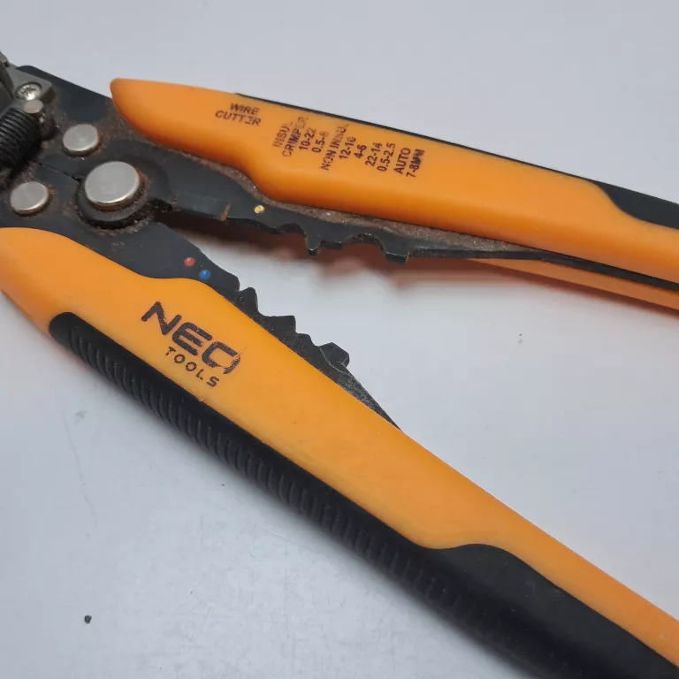 ŚCIĄGACZ DO IZOLACJI NEO TOOLS