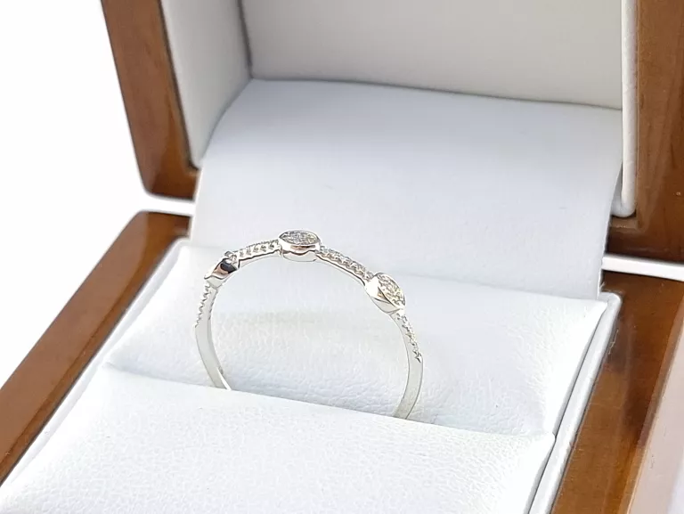 PIERŚCIONEK BIAŁE ZŁOTO Z DIAMENTAMI 0,07CT P375 1,02G R20