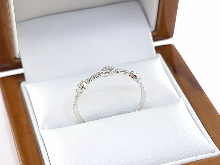 PIERŚCIONEK BIAŁE ZŁOTO Z DIAMENTAMI 0,07CT P375 1,02G R20