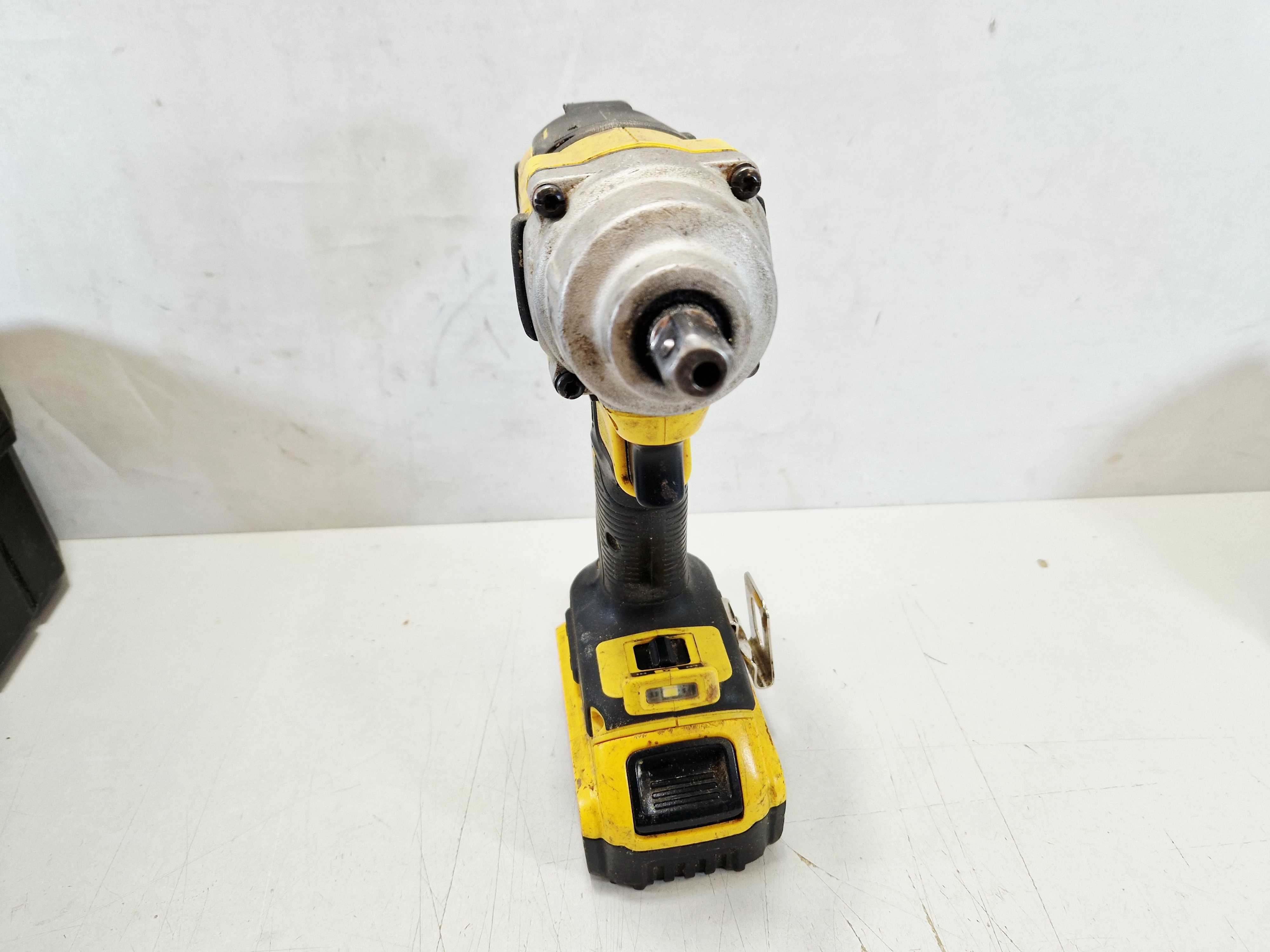 zestaw-klucz-udarowy-dewalt-dcf894-4x-akumulator-ladowarka-walizka-kod-producenta-dcf894hnt-xj