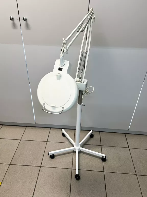 LAMPA KOSMETYCZNA Z LUPĄ 8066D