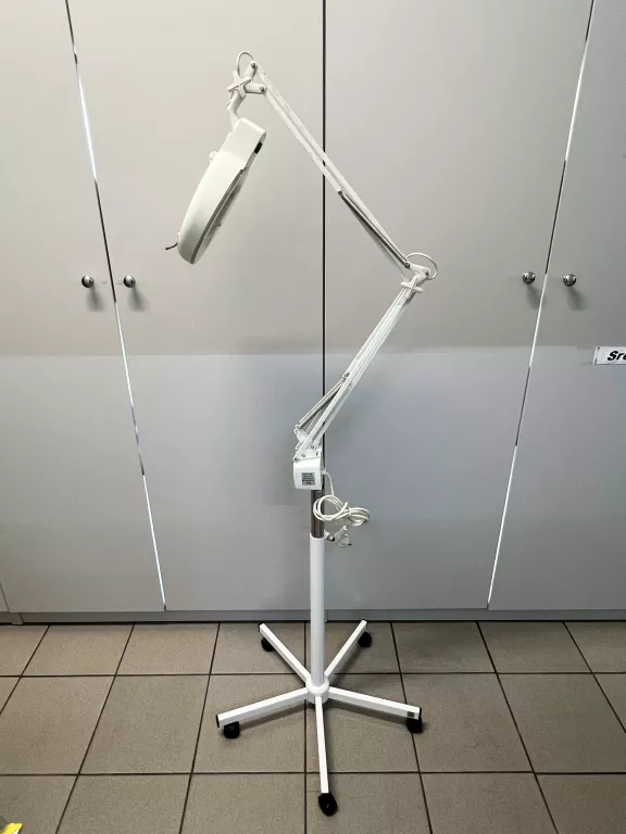 LAMPA KOSMETYCZNA Z LUPĄ 8066D