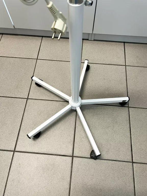LAMPA KOSMETYCZNA Z LUPĄ 8066D