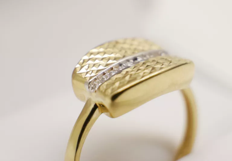 ELEGANCKI ZŁOTY PIERSCIONEK 1,8GR 585 ROZMIAR: 16