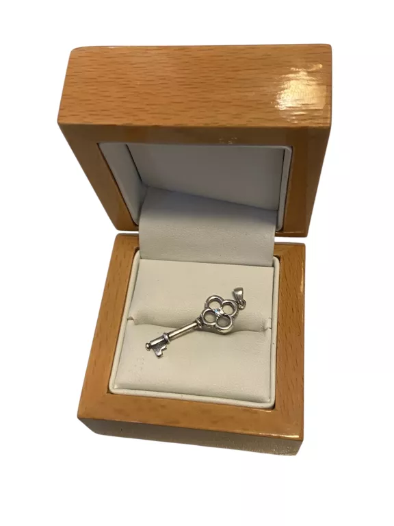 PIĘKNY SREBRNY KLUCZ ZAWIESZKA 3CM 925 1,65G